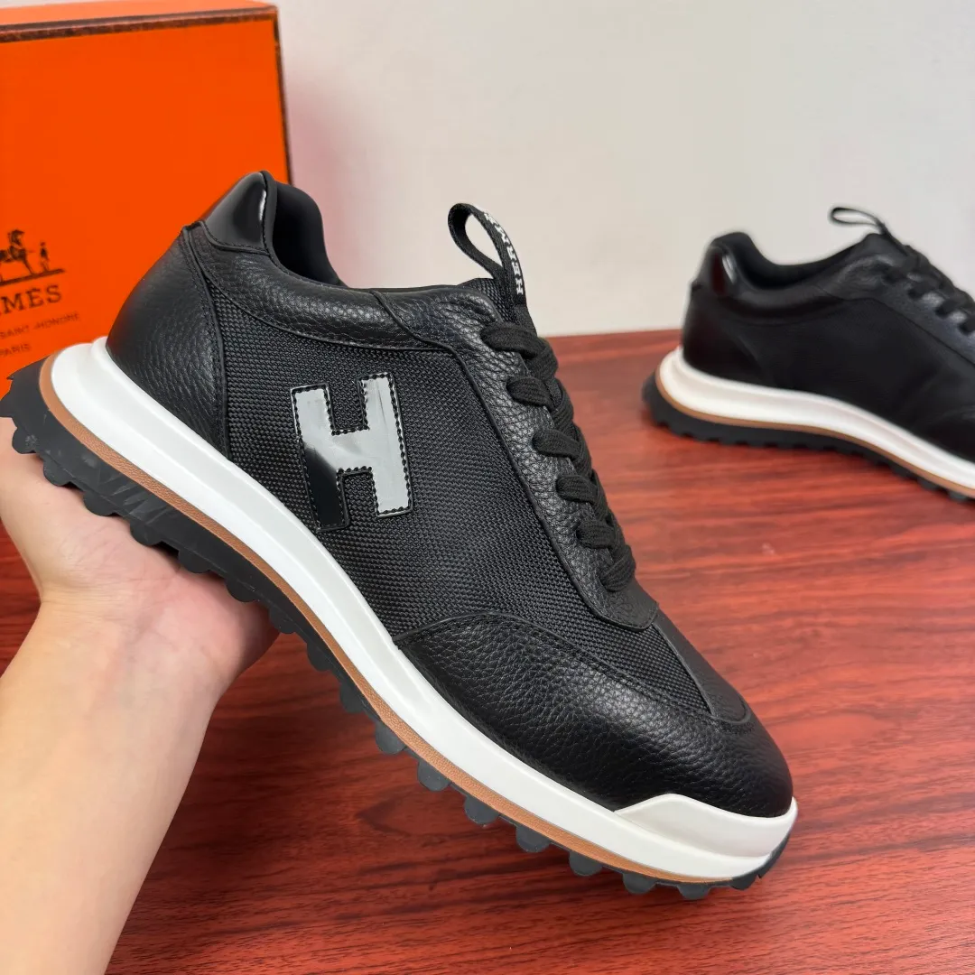 Batch 740 HERMES/Hermès men’s new sports shoes, rhythmic casual shoes: crafted with luxurious materials, luxurious walking experience! The upper is made of top-grade calfskin, with a fine texture like silk caressing the fingertips. The flexible texture is suitable for a variety of scenes; some shoes are integrated with breathable mesh, and the light breathing makes your steps refreshing at all times. The sole is made of high-elastic rubber composite material, and the carefully carved patterns give strong grip, making every step as stable as stepping on the clouds. At the same time, the cushioning and shock-absorbing technology is hidden in it, quietly eliminating the impact of the road. From urban commuting to outdoor walking, Hermès uses luxurious materials and craftsmanship to make every step a double luxury of texture and comfort, showing the brand's ultimate pursuit of details and quality in every inch. Size: 39-40-41-42-43-44 leather shoe size (38.45.46 can be customized) Item number: H25286 leather mesh black